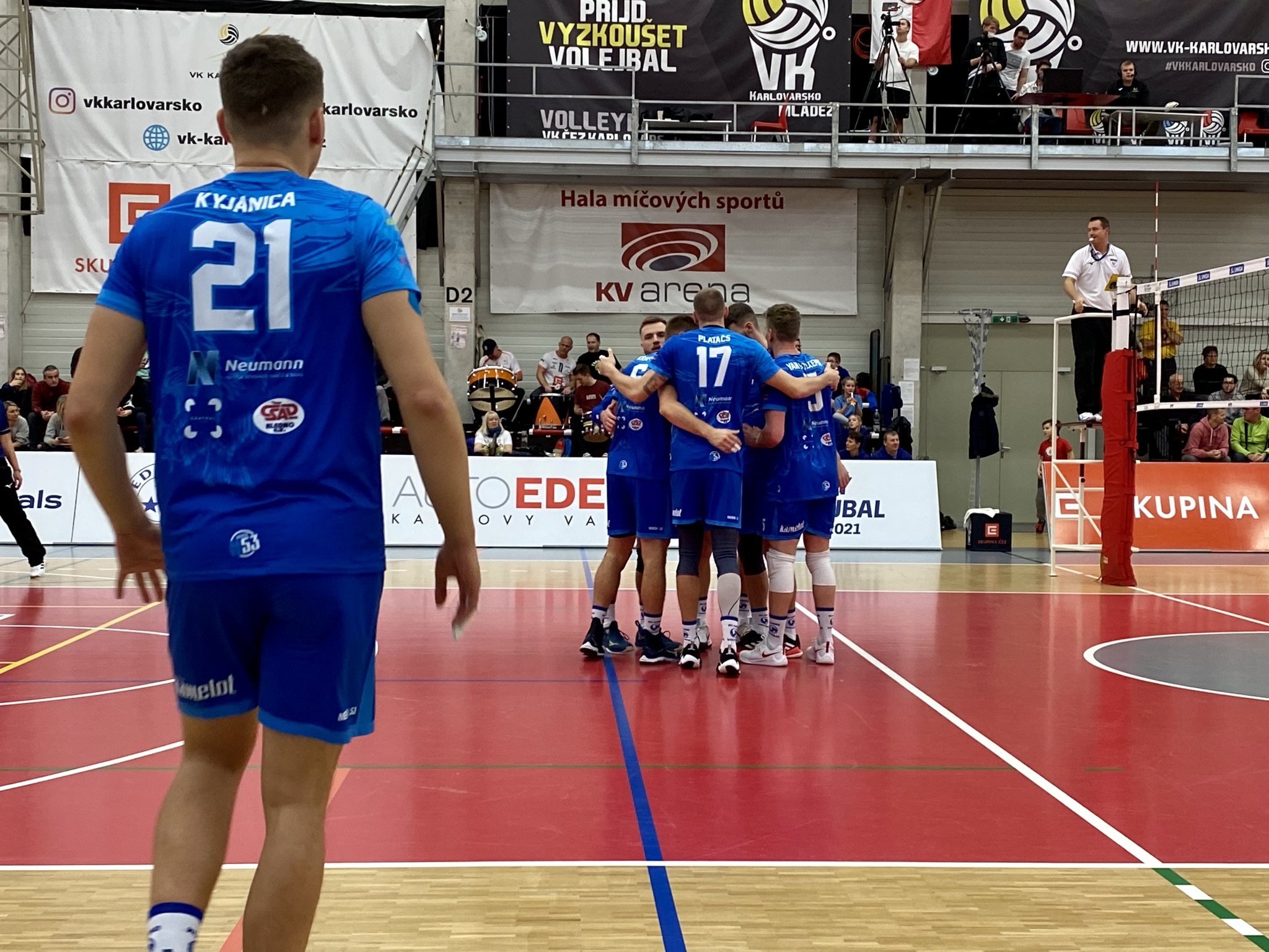 Netradičně ve žlutomodrém. Orli před televizními kamerami vyzvou mistra