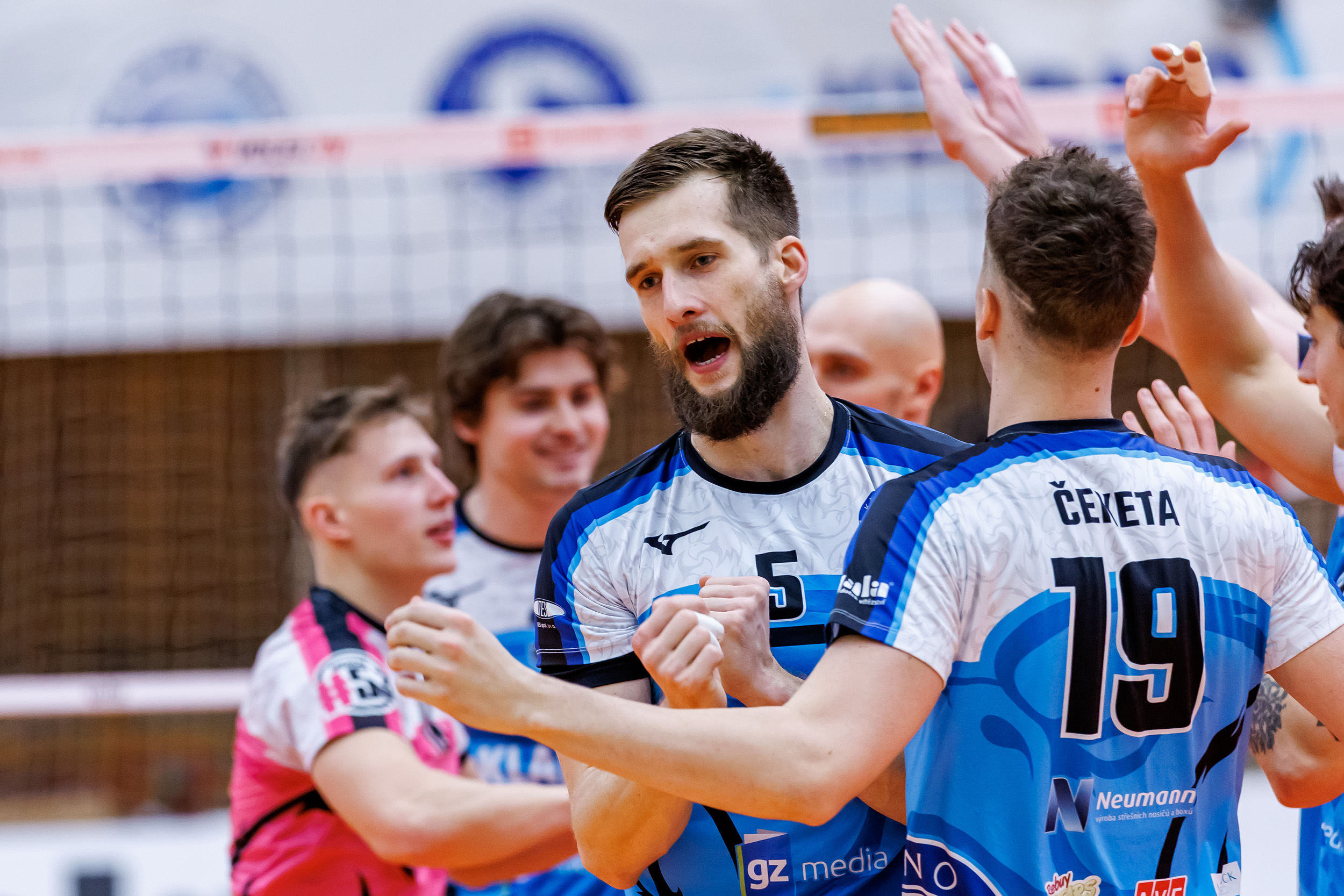 „Chceme jim vrátit porážku,“ velí asistent Macalík před bitvou s Ostravou. Za úspěchem je požene i maskot Rostík